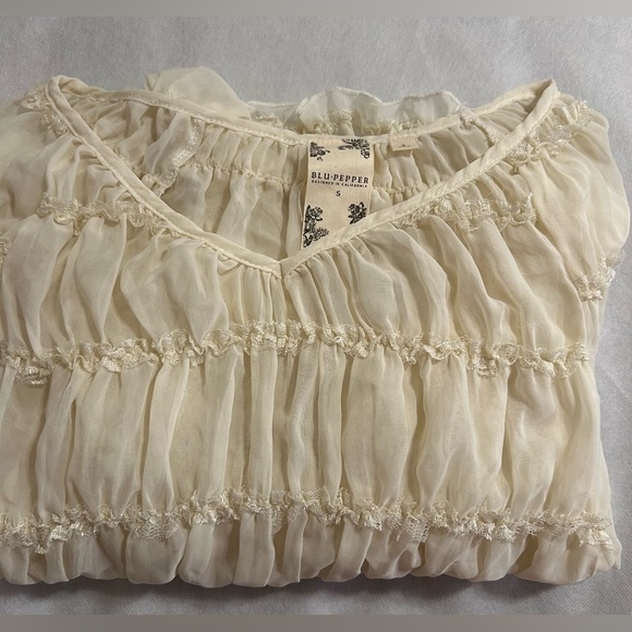 Blu Pepper Böhme Sheer v-neck cream blouse w/elastic at the cuffs.  Size S - Picture 14 of 15